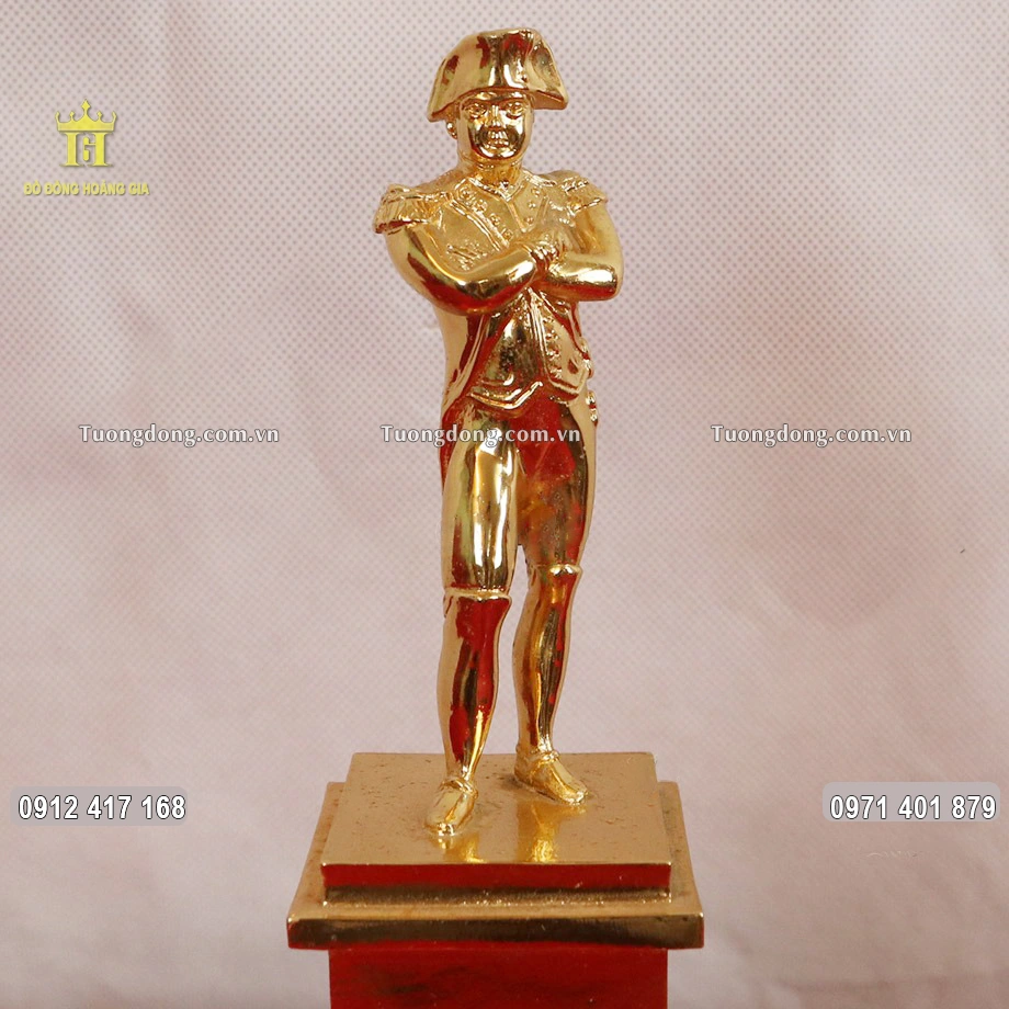 Ông được đúc theo dáng đứng uy nghiêm, đôi mắt nhìn thẳng, miệng mỉm cười